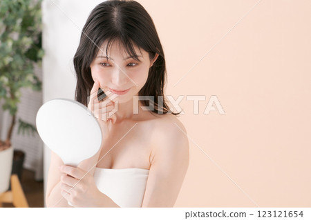 微笑與手鏡的婦女 微笑與手鏡的婦女 123121654