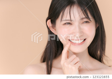 Woman smiling with beautiful teeth 123121655