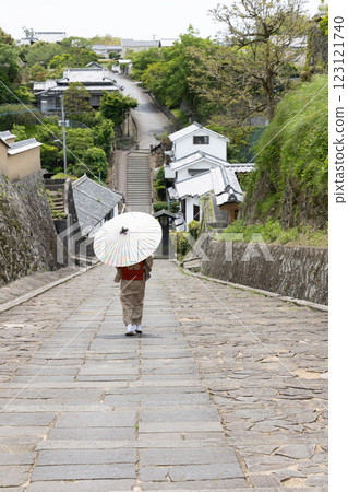 一位身著和服的女子從須谷山坡上走下來 123121740