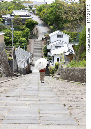 一位身著和服的女子從須谷山坡上走下來 123121742