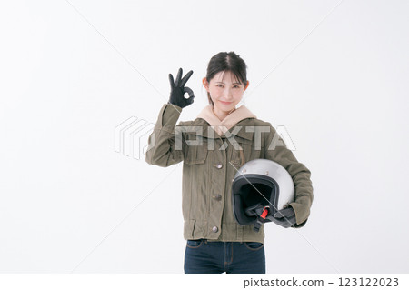 戴頭盔的女騎手 戴頭盔的女騎手 123122023