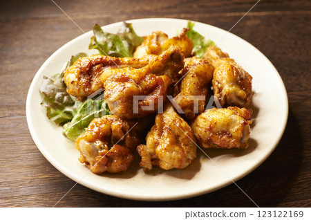 Spicy stir-fried chicken wings 123122169