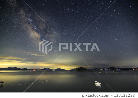 The summer Milky Way flows along the islands of the Seto Inland Sea The summer Milky Way flows along the islands of the Seto Inland Sea 123122258