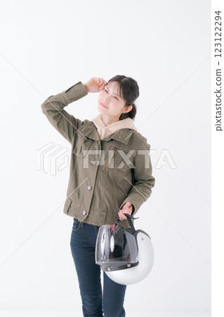 戴頭盔的女騎手 123122294