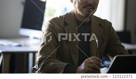 Middle-aged man working in the office 123122371