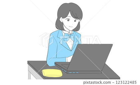 一名高中女生正在用筆記型電腦學習 123122485