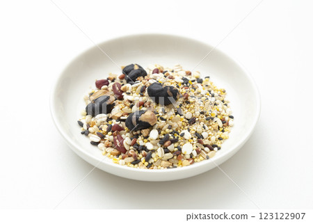 白色背景下的小米 123122907