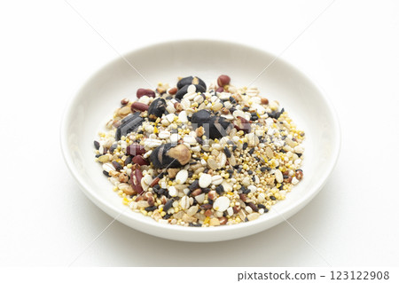 白色背景下的小米 123122908