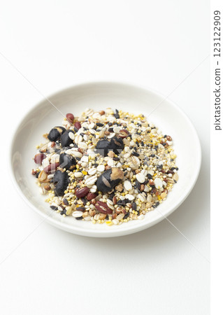 白色背景下的小米 123122909