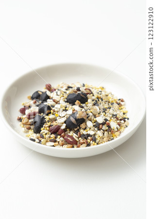 白色背景下的小米 123122910