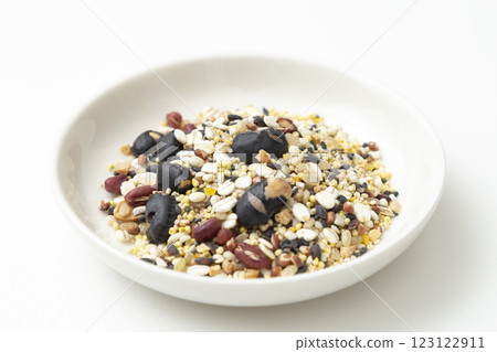 白色背景下的小米 123122911