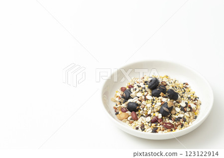 白色背景下的小米 123122914