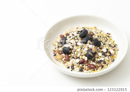 白色背景下的小米 123122915