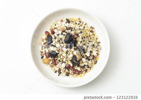 白色背景下的小米 123122916