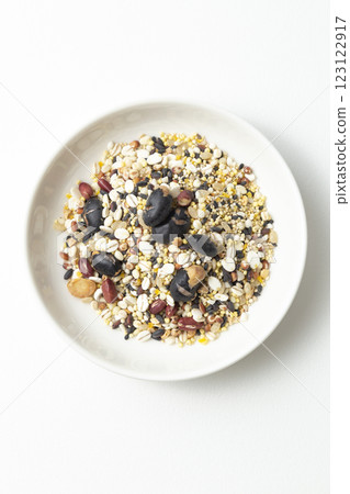 白色背景下的小米 123122917