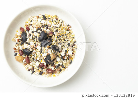 白背景盤子上的小米 123122919