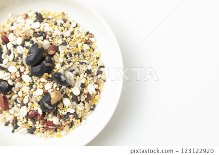 白色背景下的小米 123122920