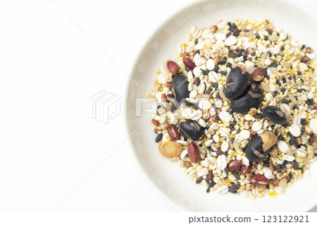 白色背景下的小米 123122921