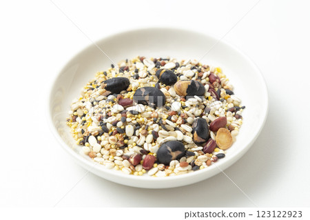 白色背景下的小米 123122923