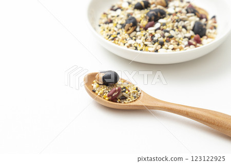 白色背景下的小米 123122925