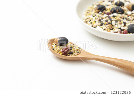 白色背景下的小米 123122926