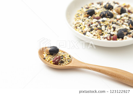 白色背景下的小米 123122927