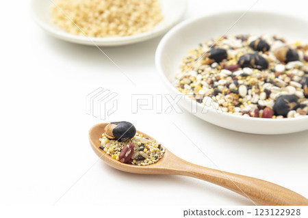 白色背景下的小米 123122928