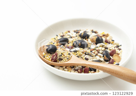 白色背景下的小米 123122929