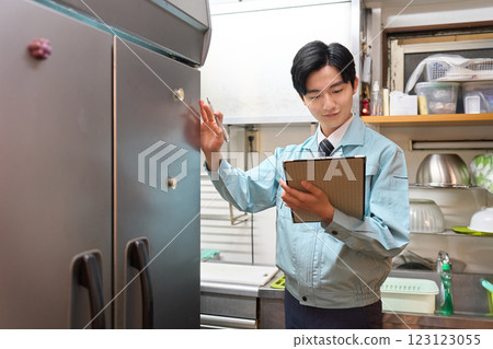 一名男子檢查餐廳的冰箱 123123055