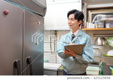 一名男子檢查餐廳的冰箱 123123056