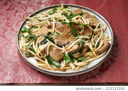 Enjoy the freshness of liver in this stir-fried dish with vanilla chives 123123102