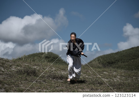 拿著劍奔跑的武士 123123114