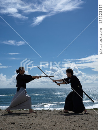 兩個武士在海灘上對峙 123123115