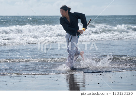 一名武士手持劍沿著海灘奔跑 123123120