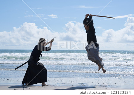 兩名武士在海灘上戰鬥 123123124