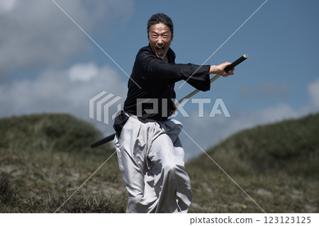 拿著劍奔跑的武士 123123125