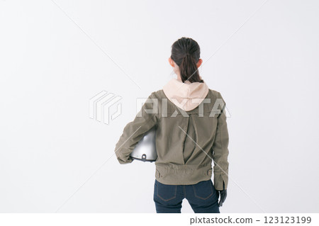 戴頭盔的女騎手 123123199