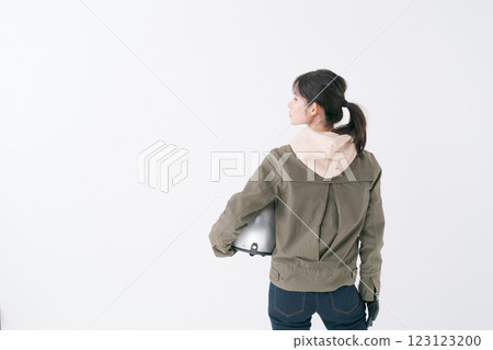 戴頭盔的女騎手 123123200