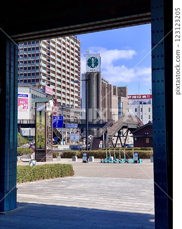 The cityscape of Okazaki City seen through the Otemon Gate of Okazaki Castle (Okazaki Castle Park/Okazaki City, Aichi Prefecture) 123123205