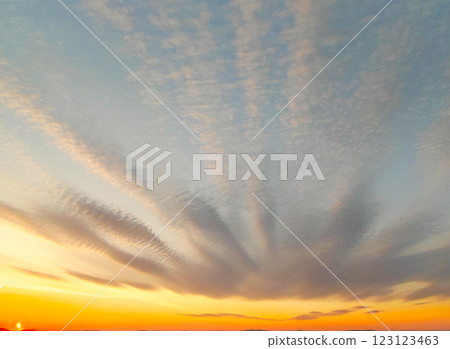美麗的日落和雲彩在天空蔓延 123123463