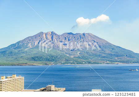 鹿兒島縣鹿兒島市 從鹿兒島市看到的櫻島冒煙 123123481