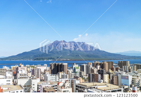 鹿兒島縣鹿兒島市 從鹿兒島市看到的櫻島冒煙 123123500