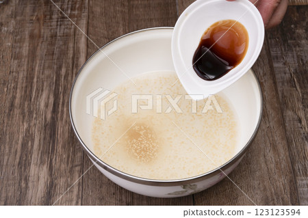 The process of making champon: Put the champon into the bowl The process of making champon: Put the champon into the bowl 123123594