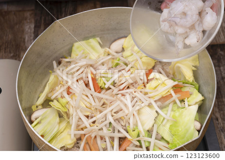 The process of making champon: Put the champon into the bowl 123123600