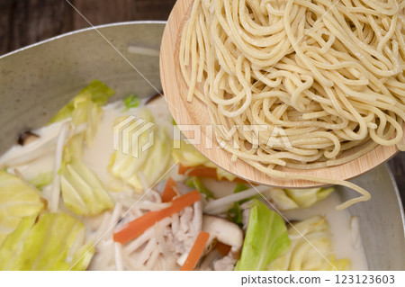 The process of making champon: Put the champon into the bowl 123123603