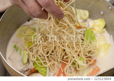 The process of making champon: Put the champon into the bowl 123123604