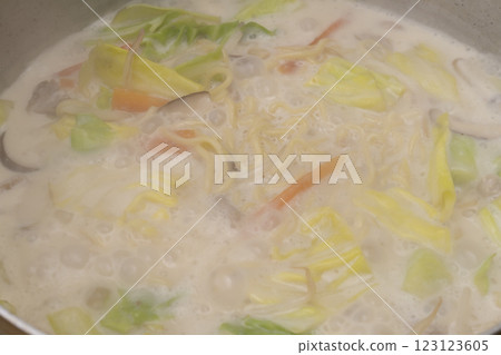 製作雜燴面的流程：將雜燴麵放入碗中 123123605