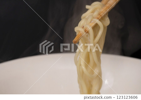 The process of making champon: Put the champon into the bowl 123123606