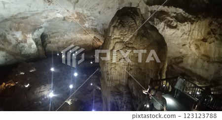 Inside the Trang An Cave in Vietnam 123123788