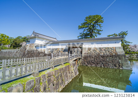 Scenery of Odawara Castle Park: Sumiyoshi Bridge and Akaganemon Gate [Odawara City, Kanagawa Prefecture] 123123814